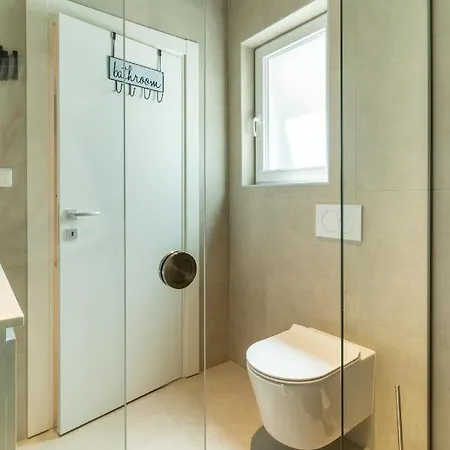 아파트 Apartman Erik **** *
